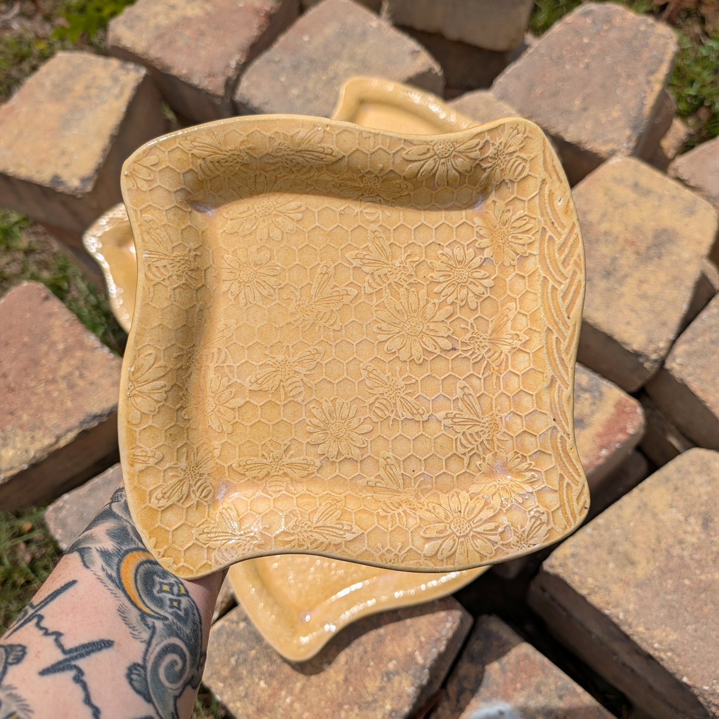 Honeycomb swoopy square plate (7.5 inch)
