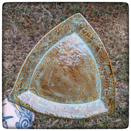 Grapevine Triangle Dish (8.5 inch)
