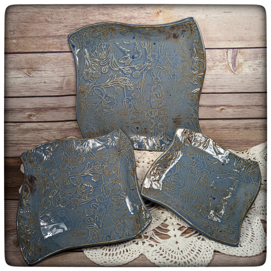 Rabbit swoopy square plate (8.5 inch)