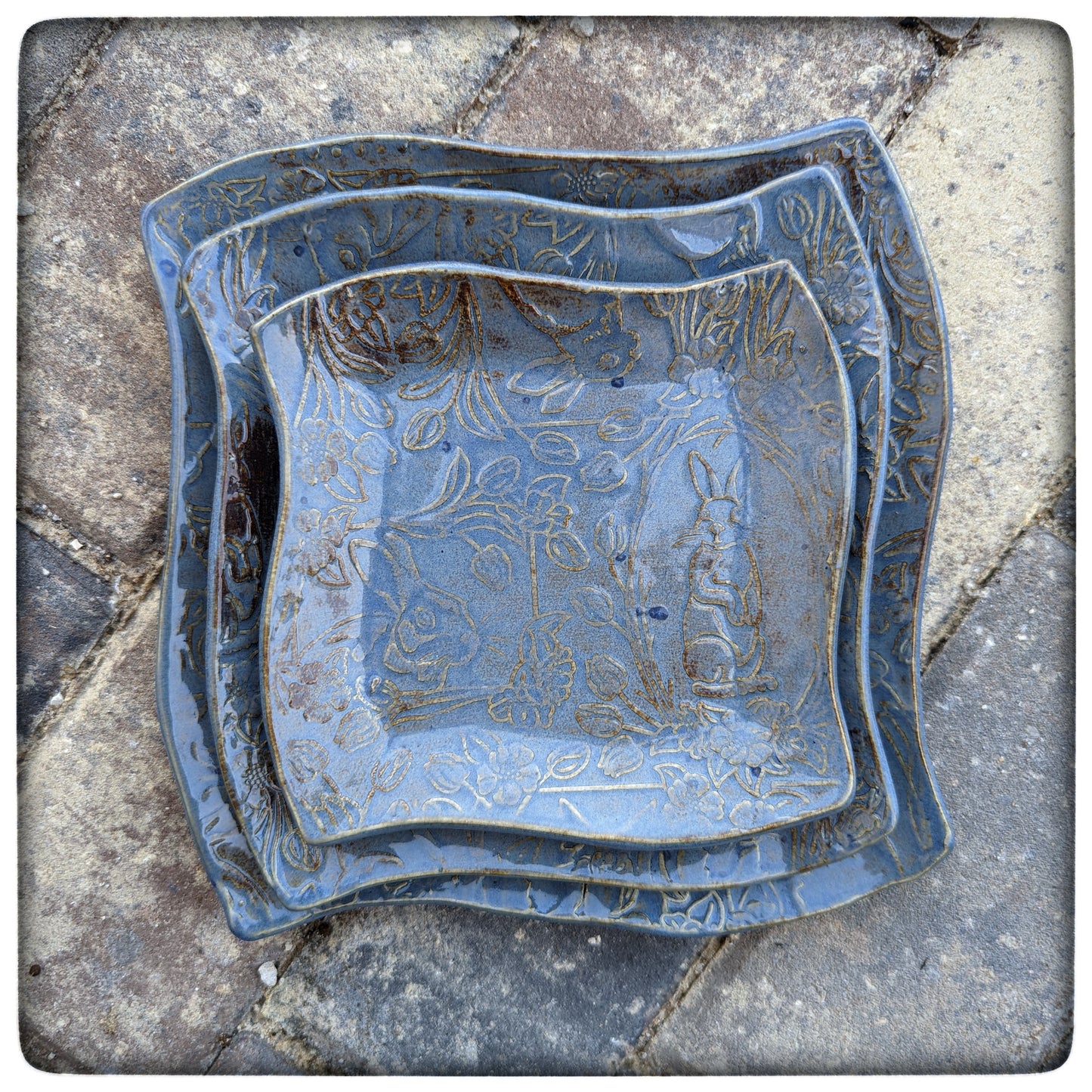 Rabbit swoopy square plate (8.5 inch)