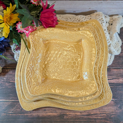 Honeycomb swoopy square plate (10 inch)
