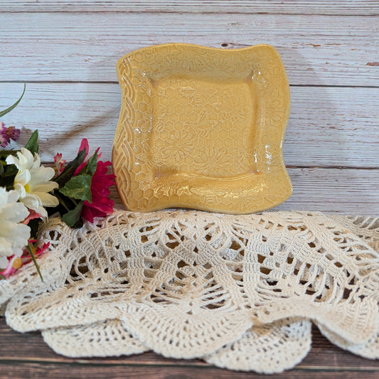 Honeycomb swoopy square plate (6.5 inch)