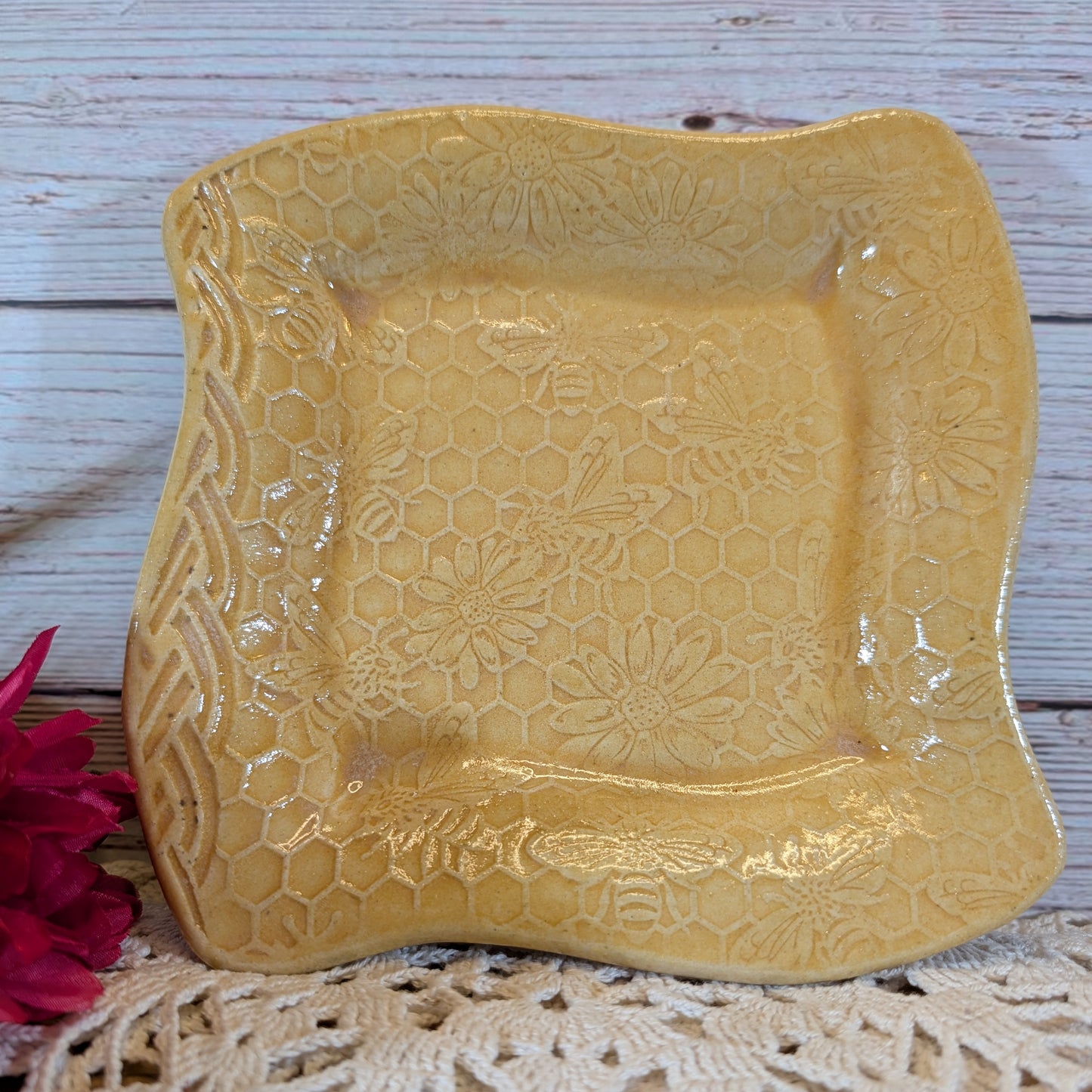Honeycomb swoopy square plate (6.5 inch)