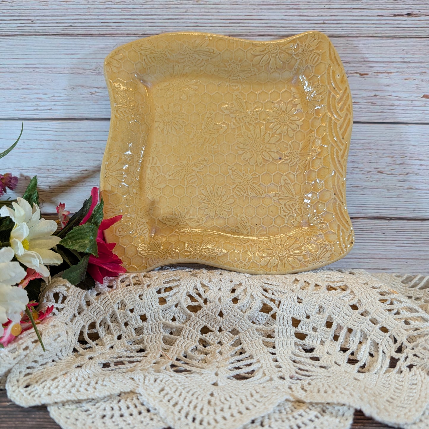 Honeycomb swoopy square plate (7.5 inch)