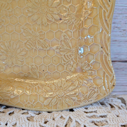 Honeycomb swoopy square plate (7.5 inch)