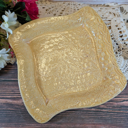 Honeycomb swoopy square plate (7.5 inch)