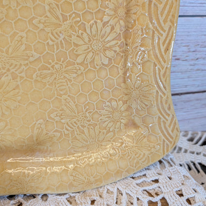 Honeycomb swoopy square plate (8.5 inch)