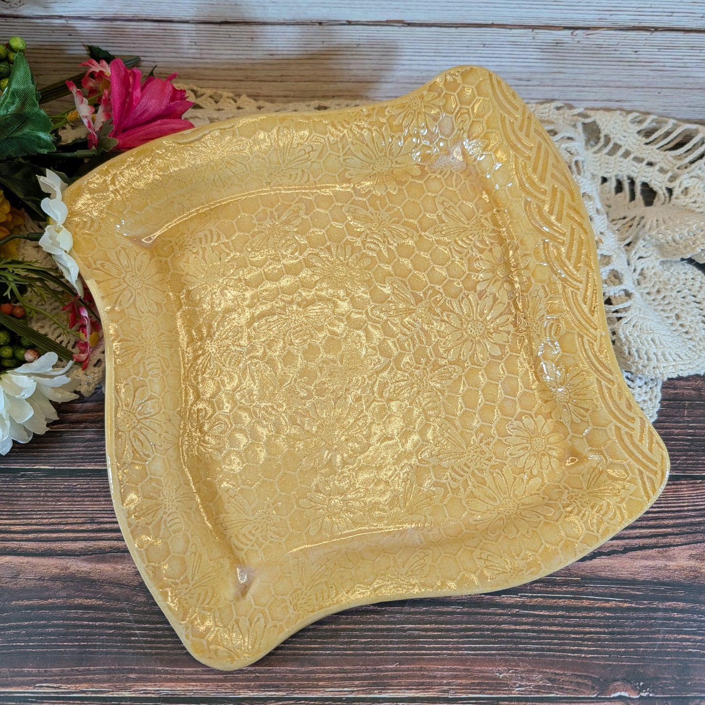 Honeycomb swoopy square plate (8.5 inch)