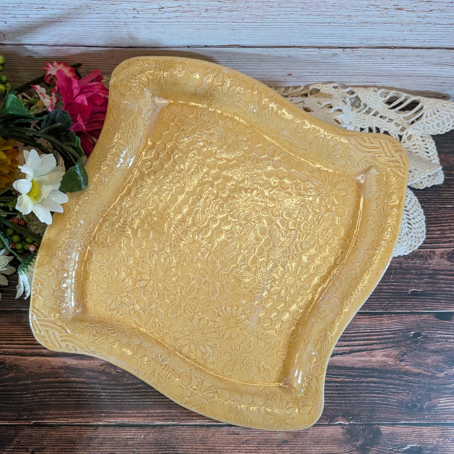 Honeycomb swoopy square plate (10 inch)