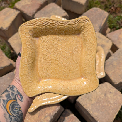 Honeycomb swoopy square plate (6.5 inch)