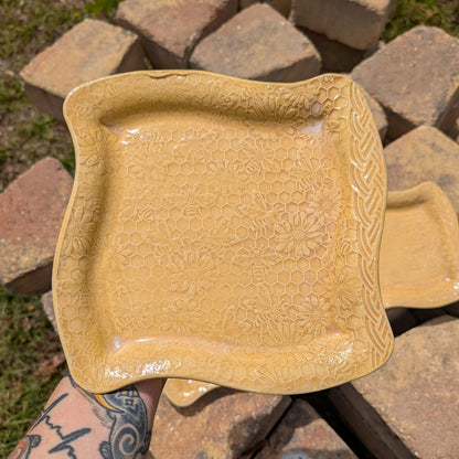 Honeycomb swoopy square plate (8.5 inch)