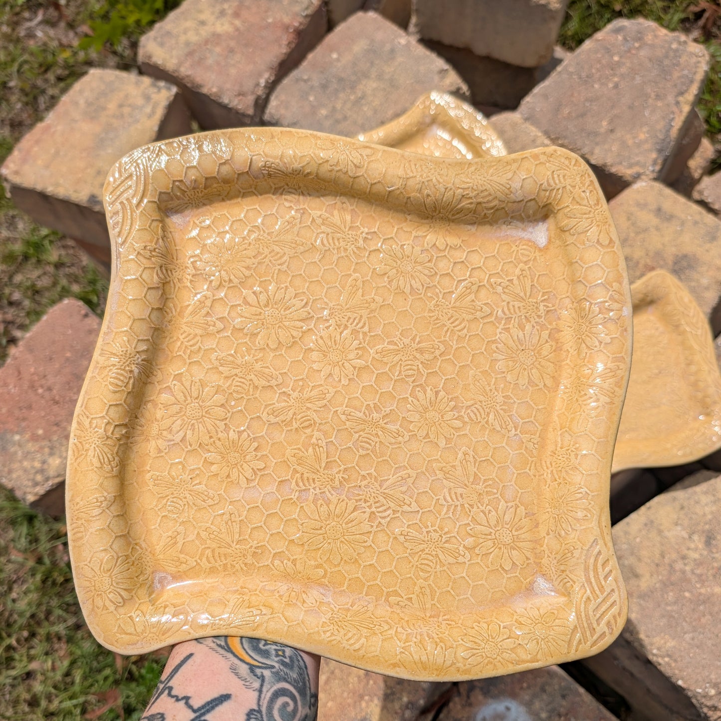 Honeycomb swoopy square plate (10 inch)