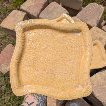 Honeycomb swoopy square plate (10 inch)