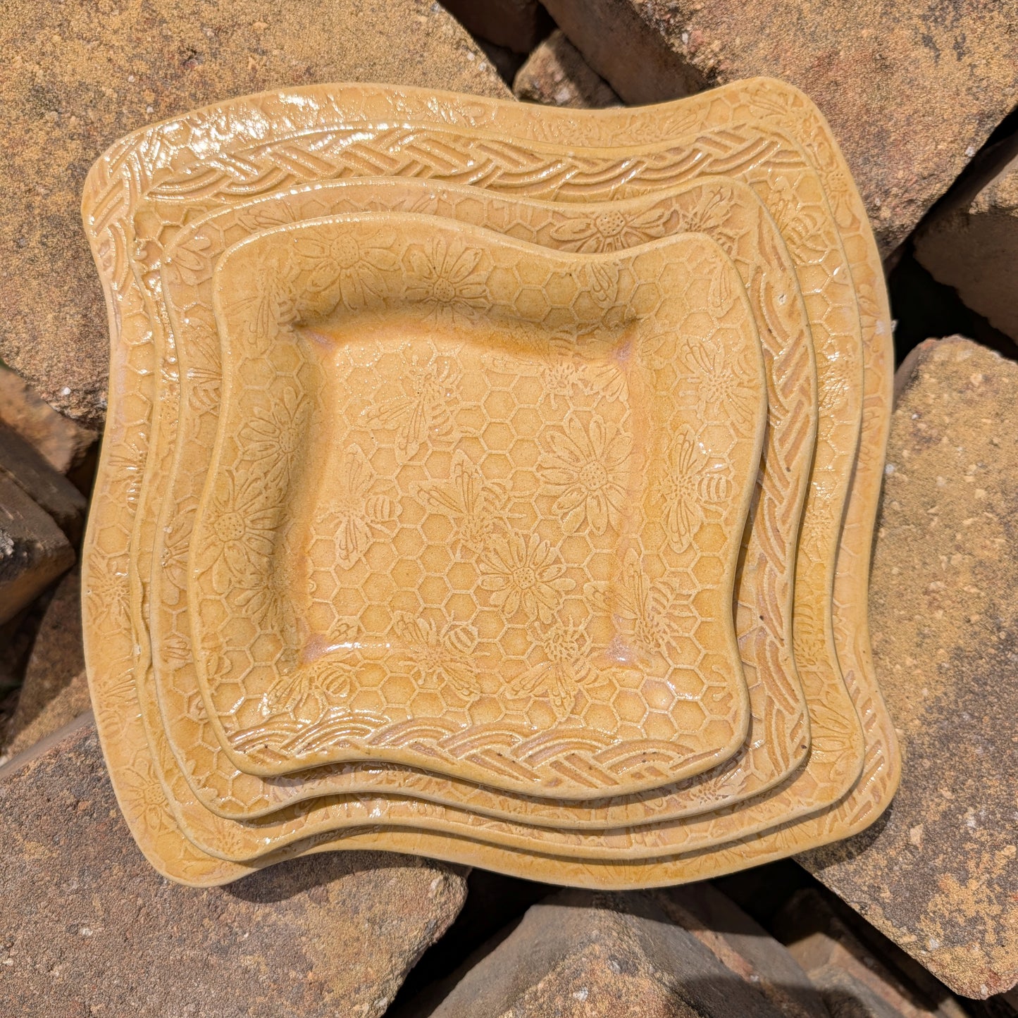 Honeycomb swoopy square plate (10 inch)
