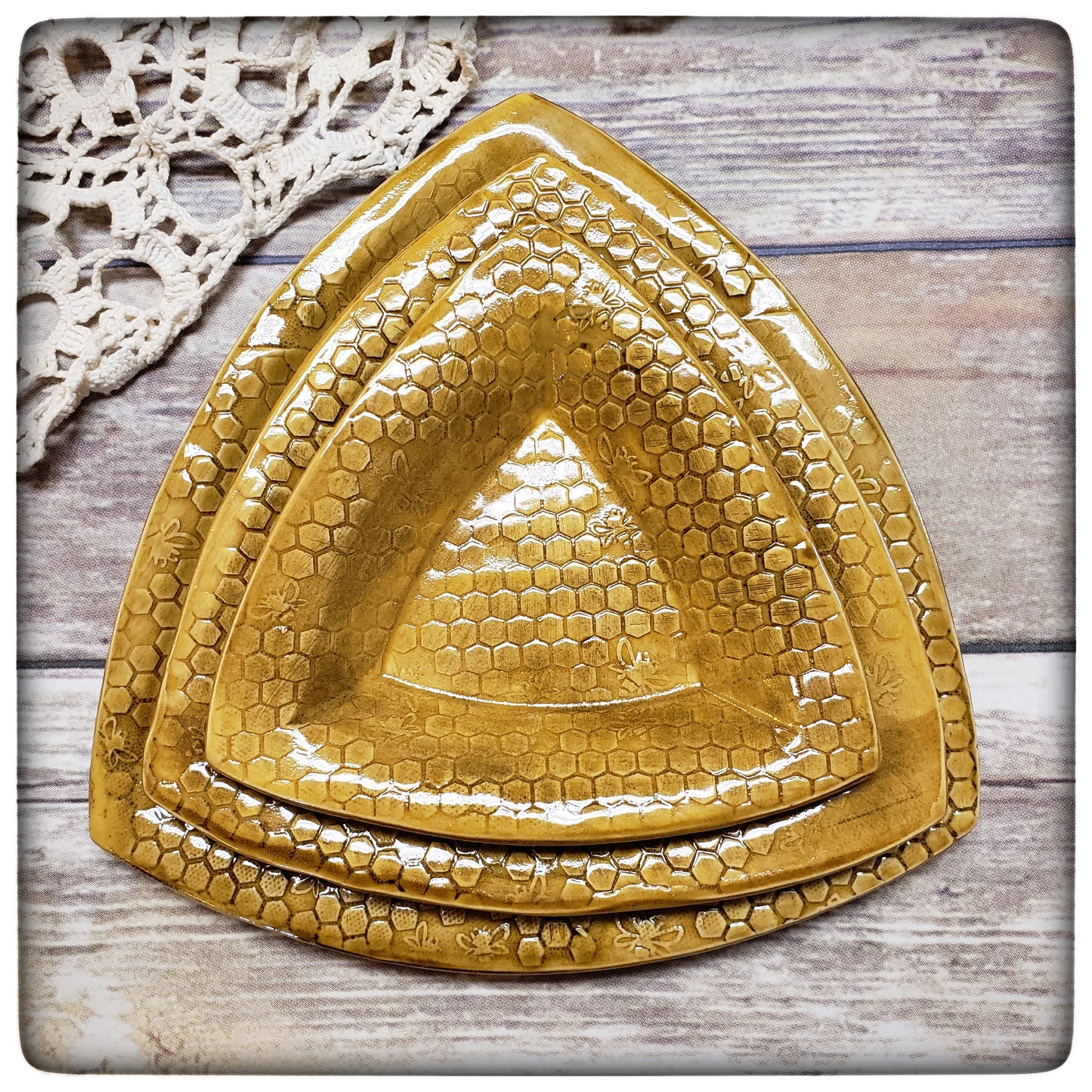 Honeycomb triangle dish (7 inch)