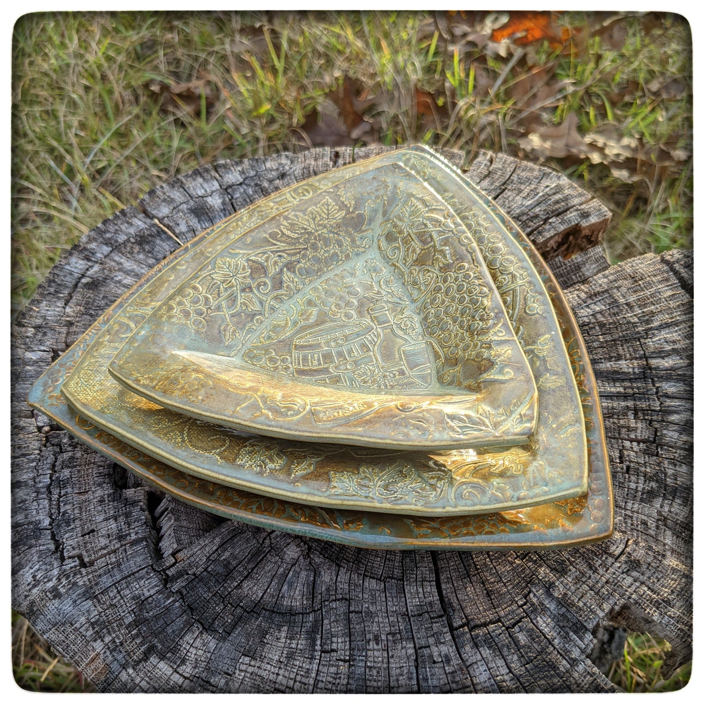 Grapevine Triangle Dish (7 inch)