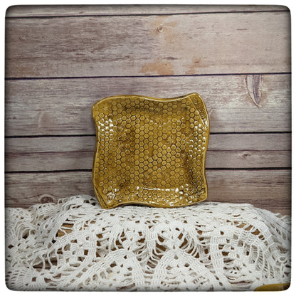 Honeycomb swoopy square plate (5.5 inch)